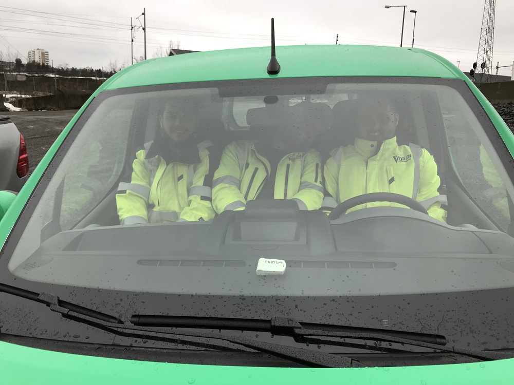 Tre solide Veflen-medarbeider tester ut elbilen.