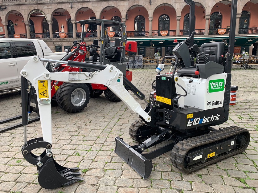 Veflen tar miljøansvar. Her er landets første el-minigraver på plass i Oslo.