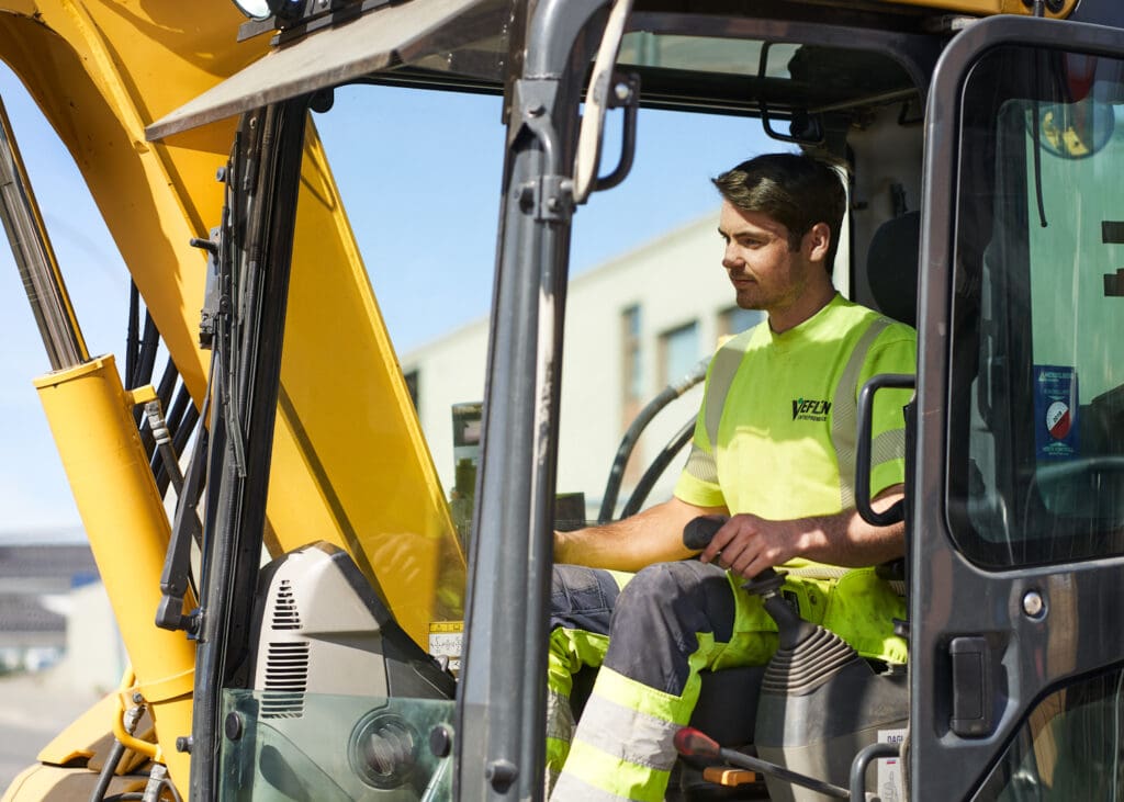 Medarbeider i gravemaskin