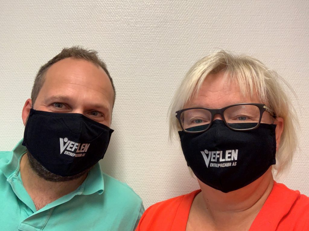 Hans Otto og Tove Gulbrandsen med Veflen-munnbind