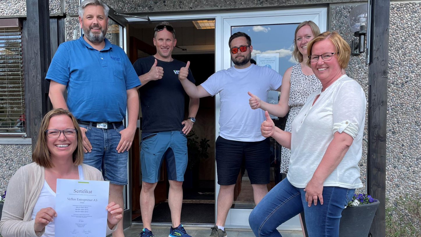 Fornøyd gjeng etter ISO-sertifikater er på plass.