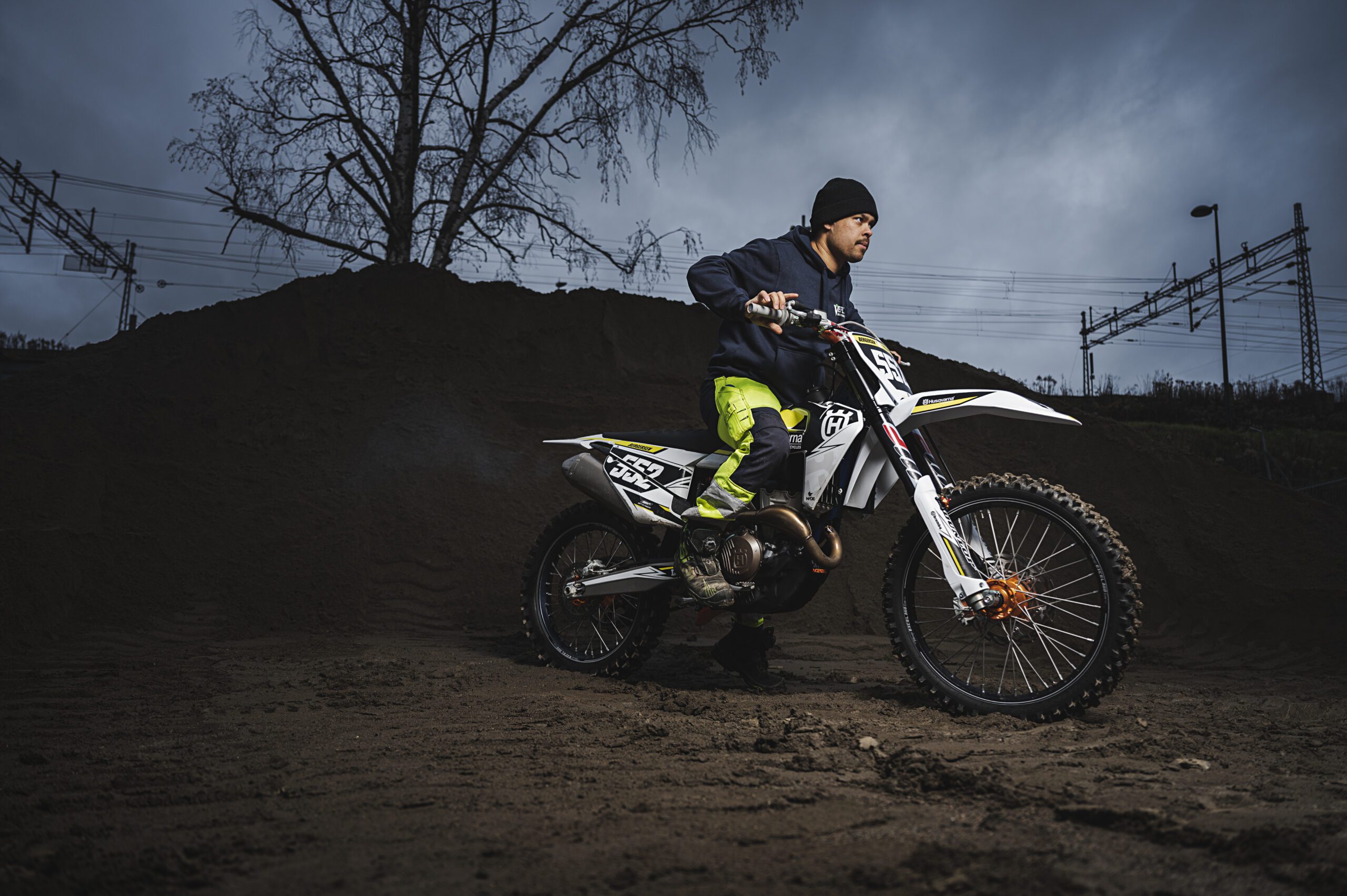 Bildet viser en mann på motorsykkel