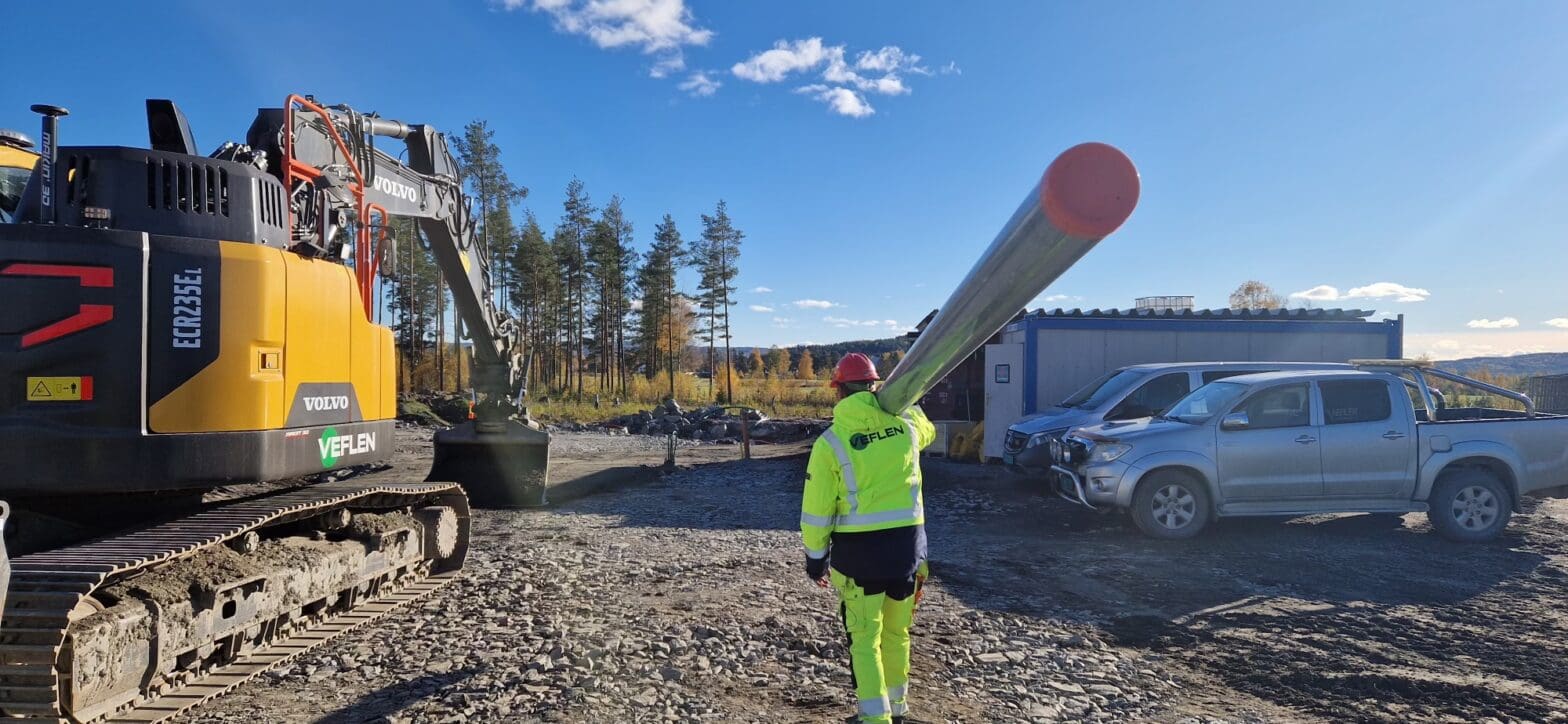 Veflen-medarbeider med rør på skuldra