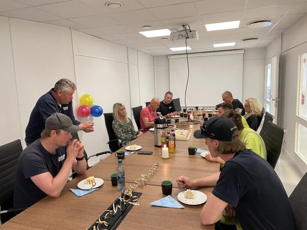 Bilde av feiring av fem nye fagarbeidere hos Veflen.