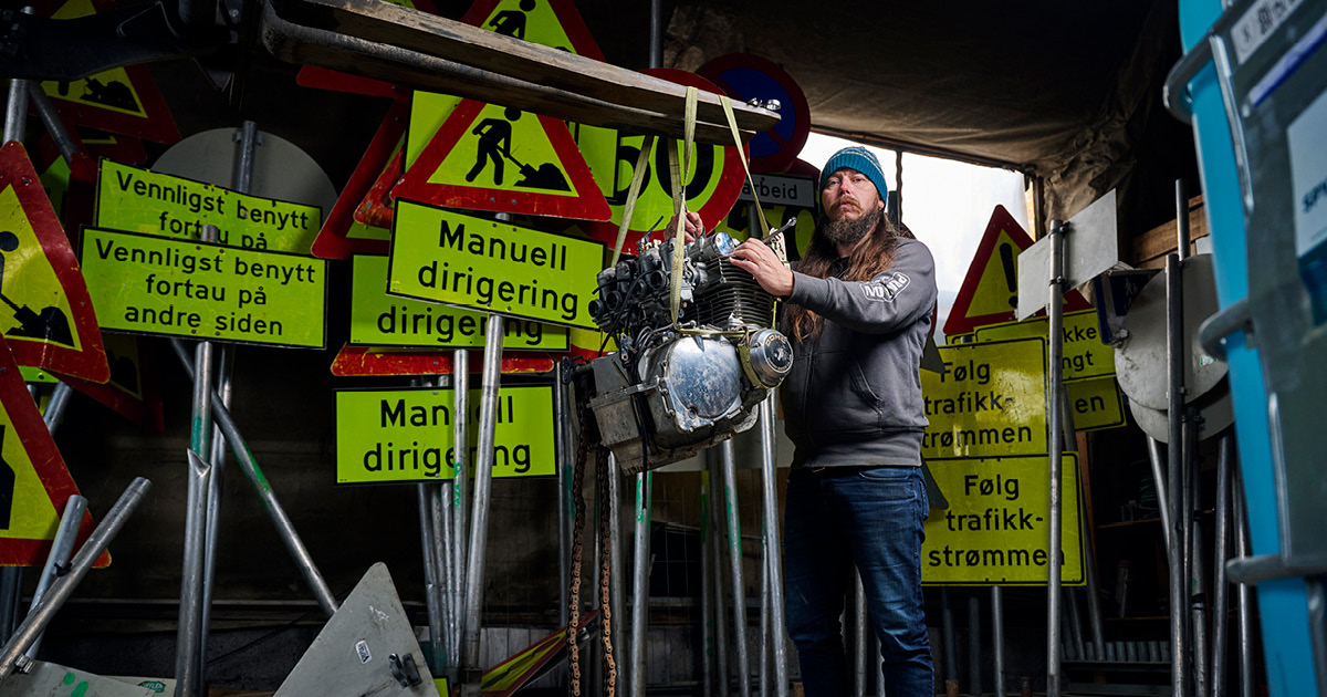 Bildet viser Stian Høitomt Berget som skrur på en motor