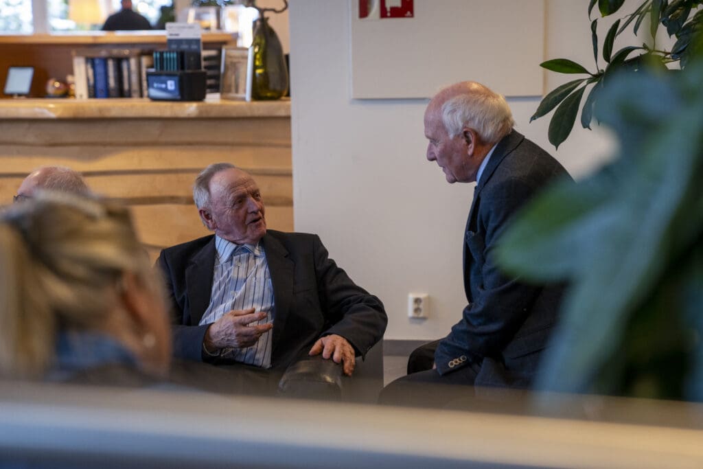 Bilde av Olav Hansen og Halvard Veflen i samtale