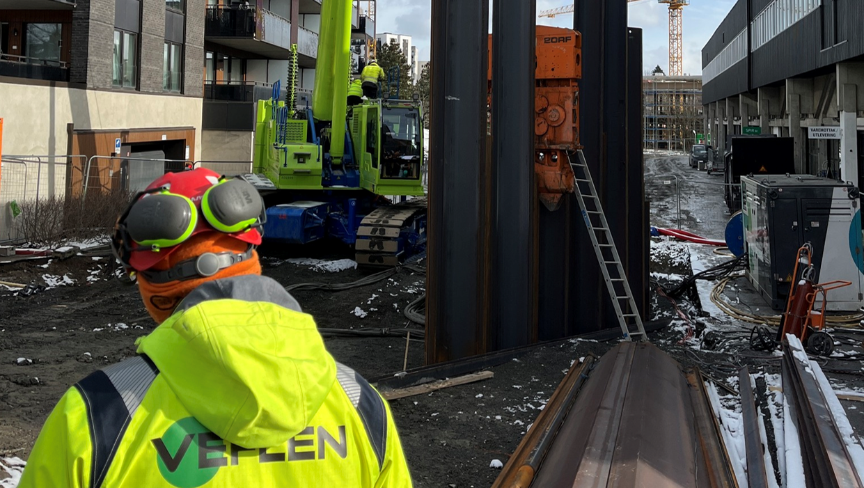 Bilde av VEflen-medarbeider og kmobilran på Økern.