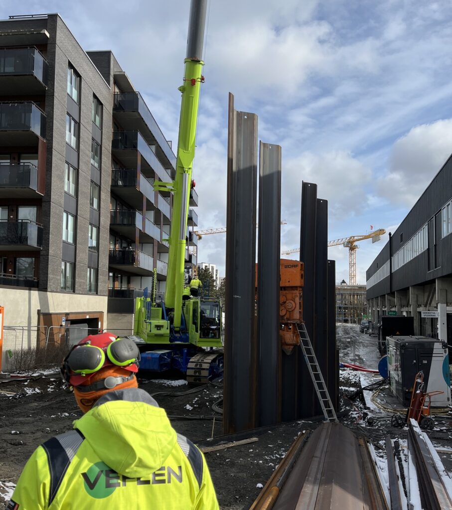 Bilde av 80 tonn tunge elektriske mobilkranen i bruk.