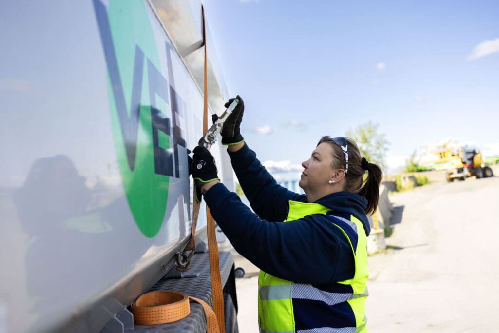 Camilla Dokken, lastebilsjåfør hos Veflen