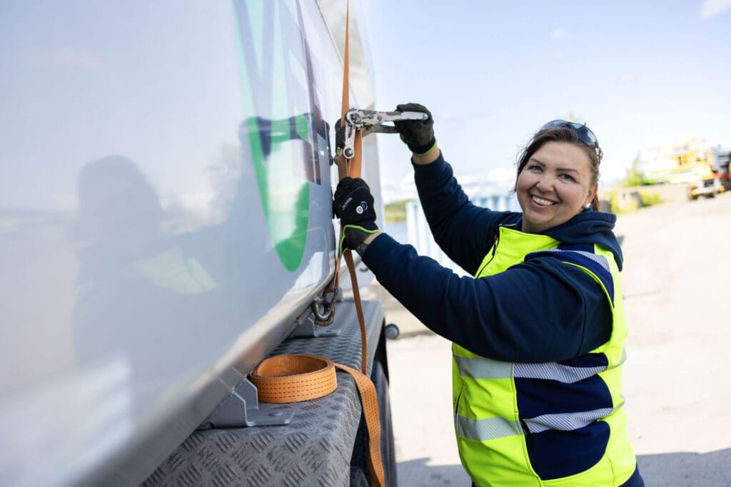 Camilla Dokken, lastebilsjåfør hos Veflen