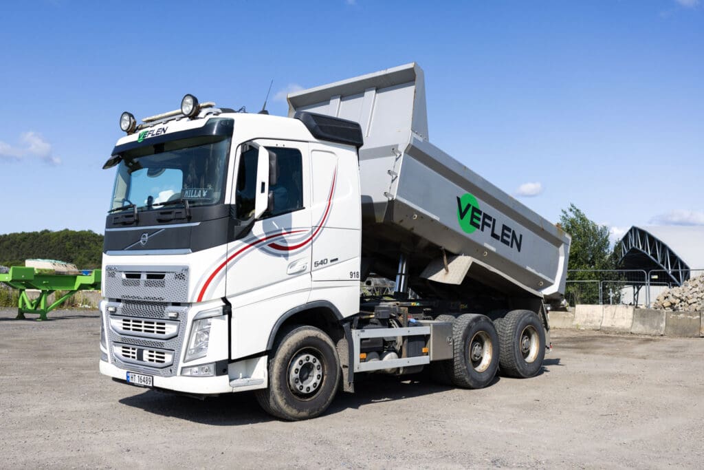 Lastebil fra Veflen med hevet plan, klar for lossing.