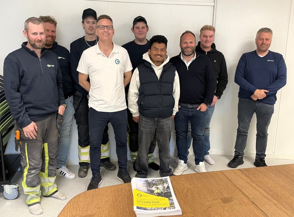 Fire nye lærlinger sammen med faglige ledere og representanter fra Veflen Entreprenør og OKAB, samlet til introduksjon før lærlingestart juni 2025.