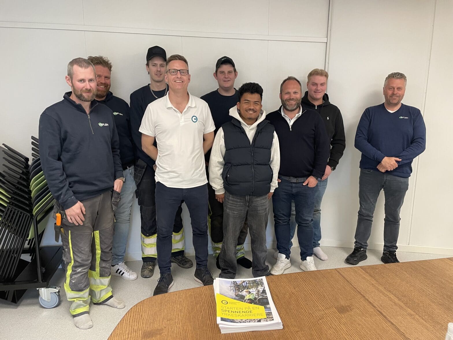 Fire nye lærlinger sammen med faglige ledere og representanter fra Veflen Entreprenør og OKAB, samlet til introduksjon før lærlingestart juni 2025.